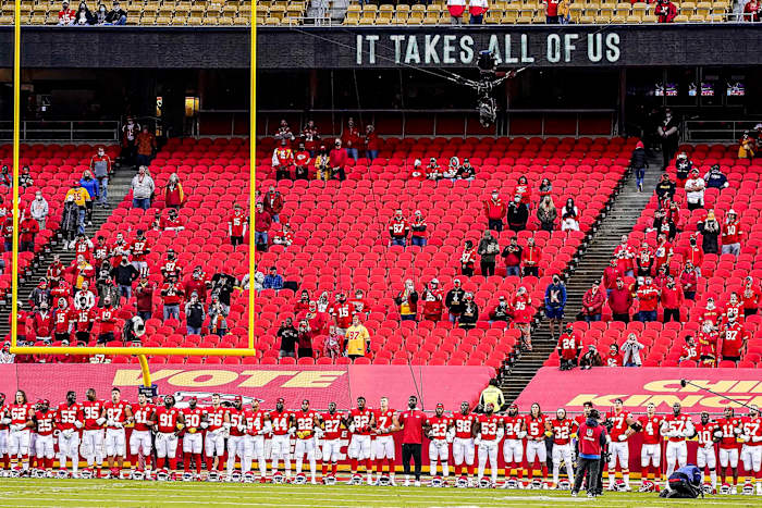 mahomes-chiefs-arms-linked